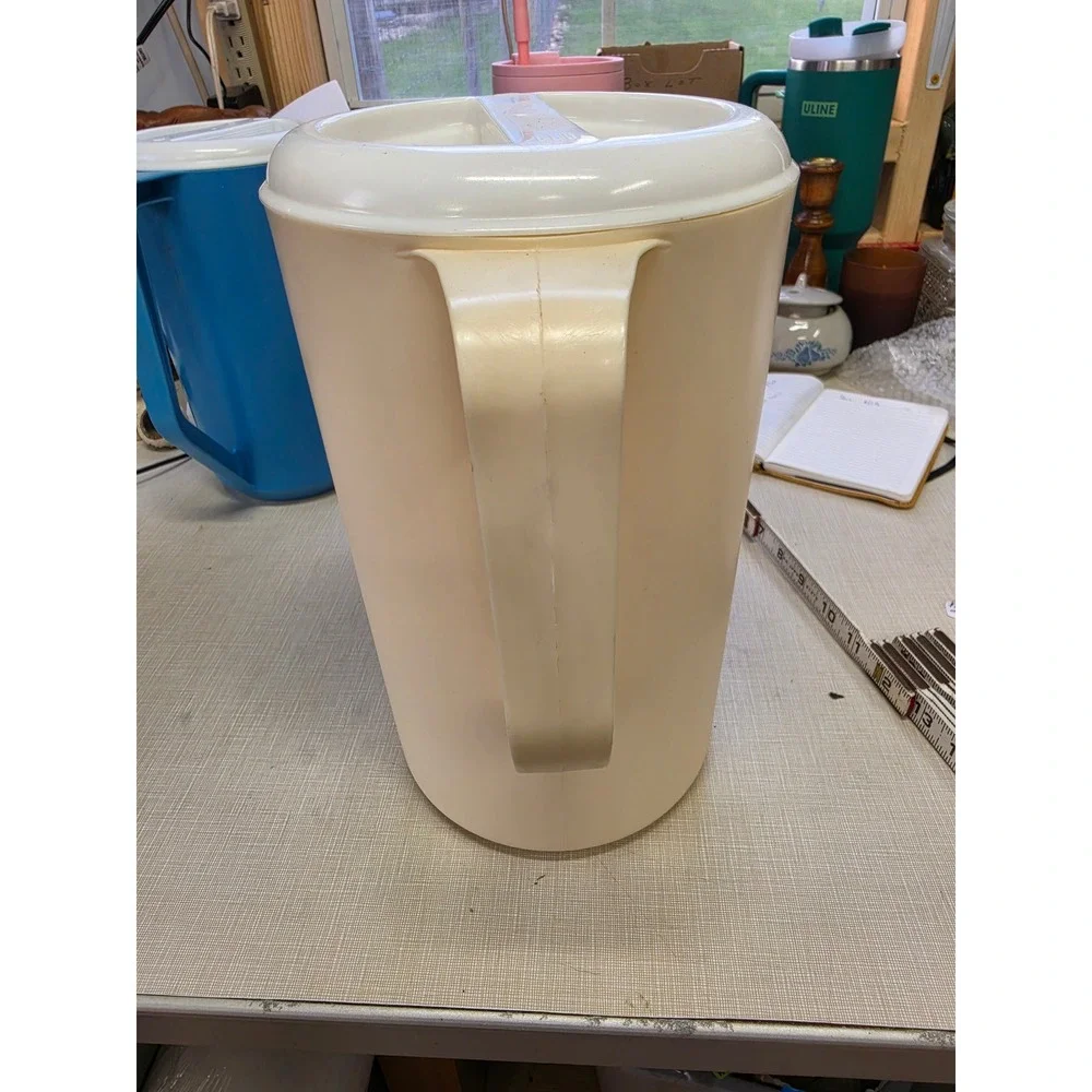 Vintage Rubbermaid 2.25 Quart and 1 gallon Pitchers Set of 3 Blue Red Cream